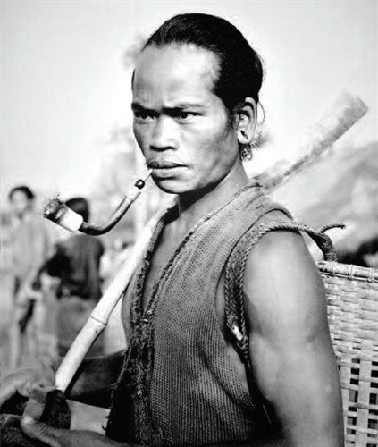 Đàn ông Chil ngậm tẩu vác dao, xà gạt, đeo gùi.