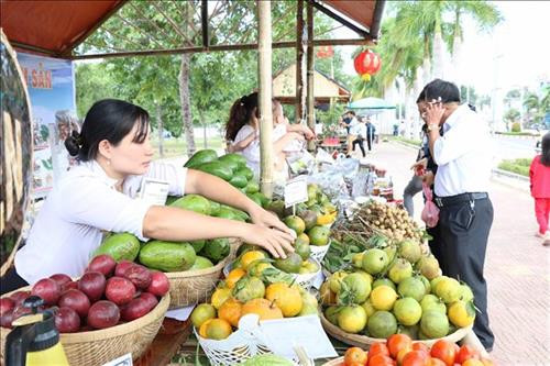 Phiên chợ nông sản nằm trong chuỗi các hoạt động Ngày hội Du lịch huyện Kbang. Ảnh: Hoài Nam - TTXVN Phiên chợ nông sản nằm trong chuỗi các hoạt động Ngày hội Du lịch huyện Kbang. Ảnh: Hoài Nam - TTXVN