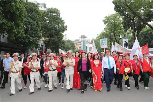 Chủ tịch Quốc hội Nguyễn Thị Kim Ngân và các đại biểu đi bộ đồng hành quanh phố đi bộ hồ Hoàn Kiếm. Ảnh: Trọng Đức – TTXVN Chủ tịch Quốc hội Nguyễn Thị Kim Ngân và các đại biểu đi bộ đồng hành quanh phố đi bộ hồ Hoàn Kiếm. Ảnh: Trọng Đức – TTXVN
