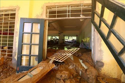 Khu lớp học ngập trong bùn đất sau cơn lũ. Ảnh: Quang Quyết, Trọng Đạt – TTXVN Khu lớp học ngập trong bùn đất sau cơn lũ. Ảnh: Quang Quyết, Trọng Đạt – TTXVN