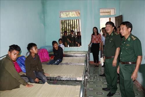 Các đại biểu tham quan nơi ở của các cháu được nhận làm con nuôi ngay tại Đồn Biên phòng Bản Giàng. Ảnh: Hoàng Ngà - TTXVN Các đại biểu tham quan nơi ở của các cháu được nhận làm con nuôi ngay tại Đồn Biên phòng Bản Giàng. Ảnh: Hoàng Ngà - TTXVN