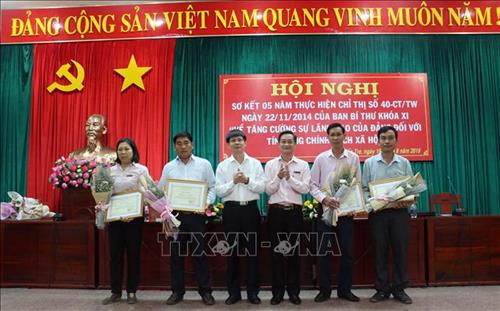 Sơ kết thực hiện chỉ thị 40-CT/TW về tín dụng chính sách xã hội. Ảnh: Trần Thị Thu Hiền-TTXVN Sơ kết thực hiện chỉ thị 40-CT/TW về tín dụng chính sách xã hội. Ảnh: Trần Thị Thu Hiền-TTXVN