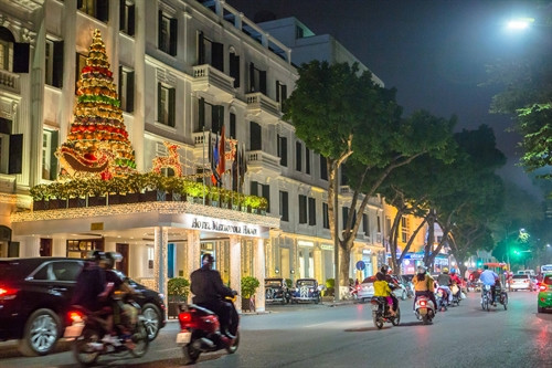 Phố Lý Thái Tổ được trang trí lộng lẫy đón Giáng sinh. Phố Lý Thái Tổ được trang trí lộng lẫy đón Giáng sinh.