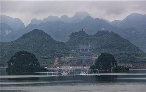 Quần thể chùa có diện tích khoảng 5.100 ha, với gần 1.000 ha hồ nước, 3.000 ha núi đá, rừng tự nhiên… cùng nhiều thung lũng, 3 mặt bao bọc bởi núi, trước là hồ Tam Chúc với 6 quả núi nhỏ. Ảnh: Thành Đạt - TTXVN Ba pho tượng Phật bằng đồng dát đồng đen, mỗi bức nặng 200 tấn đặt giữa trung tâm điện Tam Thế. Ảnh: Thành Đạt – TTXVN Trung tâm Hội nghị quốc tế được xây dựng nổi trên mặt hồ cao 31 m. Ảnh: Thành Đạt – TTXVN Điện Tam thế đã cơ bản hoàn thành. Ảnh: Thành Đạt – TTXVN Quần thể chùa Tam Chúc nhìn từ xa. Ảnh: Thành Đạt – TTXVN Quần thể chùa có diện tích khoảng 5.100 ha, với gần 1.000 ha hồ nước, 3.000 ha núi đá, rừng tự nhiên… cùng nhiều thung lũng, 3 mặt bao bọc bởi núi, trước là hồ Tam Chúc với 6 quả núi nhỏ. Ảnh: Thành Đạt – TTXVN Buổi tập huấn cho các tình nguyện viên phục vụ Đại lễ Vesak 2019. Ảnh: Thành Đạt – TTXVN Cờ của các quốc gia tham dự được treo trang trọng trước thềm Đại lễ Vesak 2019. Ảnh: Thành Đạt – TTXVN Chùa Tam Chúc được xây dựng đặc biệt với 12.000 bức tranh đá miêu tả các sự tích của Đức Phật được những nghệ nhân tạc bằng đá núi lửa ở Indonesia. Ảnh: Thành Đạt - TTXVN Quần thể chùa có diện tích khoảng 5.100 ha, với gần 1.000 ha hồ nước, 3.000 ha núi đá, rừng tự nhiên… cùng nhiều thung lũng, 3 mặt bao bọc bởi núi, trước là hồ Tam Chúc với 6 quả núi nhỏ. Ảnh: Thành Đạt - TTXVN Ba pho tượng Phật bằng đồng dát đồng đen, mỗi bức nặng 200 tấn đặt giữa trung tâm điện Tam Thế. Ảnh: Thành Đạt – TTXVN Trung tâm Hội nghị quốc tế được xây dựng nổi trên mặt hồ cao 31 m. Ảnh: Thành Đạt – TTXVN Điện Tam thế đã cơ bản hoàn thành. Ảnh: Thành Đạt – TTXVN Quần thể chùa Tam Chúc nhìn từ xa. Ảnh: Thành Đạt – TTXVN Quần thể chùa có diện tích khoảng 5.100 ha, với gần 1.000 ha hồ nước, 3.000 ha núi đá, rừng tự nhiên… cùng nhiều thung lũng, 3 mặt bao bọc bởi núi, trước là hồ Tam Chúc với 6 quả núi nhỏ. Ảnh: Thành Đạt – TTXVN Buổi tập huấn cho các tình nguyện viên phục vụ Đại lễ Vesak 2019. Ảnh: Thành Đạt – TTXVN Cờ của các quốc gia tham dự được treo trang trọng trước thềm Đại lễ Vesak 2019. Ảnh: Thành Đạt – TTXVN Chùa Tam Chúc được xây dựng đặc biệt với 12.000 bức tranh đá miêu tả các sự tích của Đức Phật được những nghệ nhân tạc bằng đá núi lửa ở Indonesia. Ảnh: Thành Đạt - TTXVN
