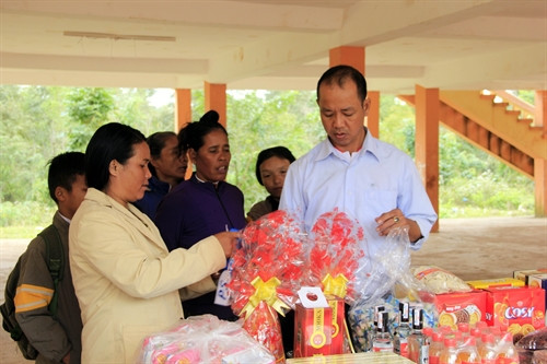 Bán hàng bình ổn giá cho người dân xã A Túc, huyện Hướng Hóa. Ảnh: Thanh Thủy-TTXVN