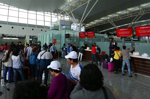 Các nguyên nhân chính dẫn tới chậm chuyến là trang thiết bị và dịch vụ tại cảng (chiếm 4,7%), quản lý điều hành bay (chiếm 0,2%), hãng hàng không (chiếm 15,9%), thời tiết (0,6%), tàu bay về muộn (chiếm 77,5%). Các nguyên nhân chính dẫn tới chậm chuyến là trang thiết bị và dịch vụ tại cảng (chiếm 4,7%), quản lý điều hành bay (chiếm 0,2%), hãng hàng không (chiếm 15,9%), thời tiết (0,6%), tàu bay về muộn (chiếm 77,5%).