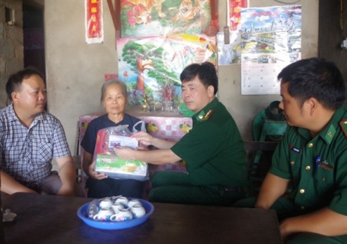 Thăm, tặng quà gia đình chính sách tại xã Lý Quốc (Hạ Lang). Thăm, tặng quà gia đình chính sách tại xã Lý Quốc (Hạ Lang).