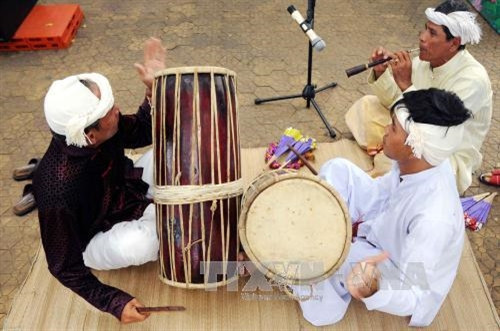 Biểu diễn nhạc cụ dân tộc Chăm tại Liên hoan. Ảnh: An Hiếu - TTXVN