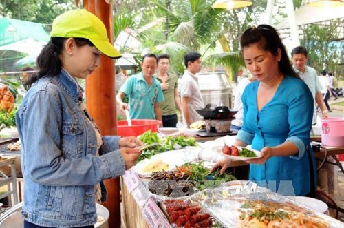 Khách thưởng thức các món ăn. Ảnh: An Hiếu - TTXVN