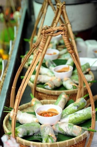 Các gian hàng ẩm thực. Ảnh: An Hiếu - TTXVN