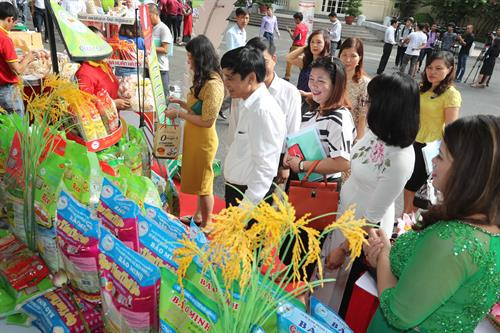 30 gian hàng với hàng trăm sản phẩm nông sản an toàn, đặc sản vùng miền… cung ứng cho thị trường Hà Nội đã được trưng bày, giới thiệu tại Hội nghị. Khu trưng bày giới thiệu sản phẩm nông sản tại Hội nghị.