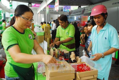 Khách tham quan và mua sắm tại phiên chợ “Địa chỉ xanh, sản phẩm sạch của các hợp tác xã nông nghiệp”. Ảnh: Mạnh Linh-TTXVN Khách tham quan và mua sắm tại phiên chợ “Địa chỉ xanh, sản phẩm sạch của các hợp tác xã nông nghiệp”. Ảnh: Mạnh Linh-TTXVN
