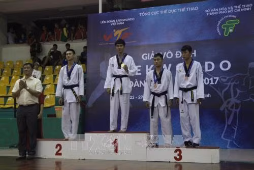 Trao Huy chương cho nội dung đối kháng nam hạng cân 58 kg. Ảnh: Xuân Dự - TTXVN