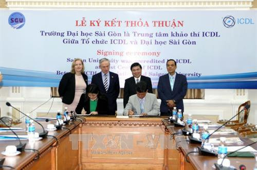 Chủ tịch UBND Thành phố Hồ Chí Minh Nguyễn Thành Phong với Bộ trưởng Bộ Giáo dục và Kỹ năng Ailen Richard Bruton chứng kiến lễ ký kết. Ảnh: Thanh Vũ-TTXVN