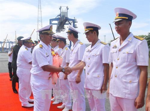 Đại tá Hải quân Mohd Fadzli Kamal bin Mohd, Thuyền trưởng tàu KD Lekiu với cán bộ, sĩ quan Lữ đoàn 125, Vùng 2 Hải quân Việt Nam và Bộ đội Biên phòng Thành phố Hồ Chí Minh tại lễ đón. Ảnh: Thanh Vũ-TTXVN Đại tá Hải quân Mohd Fadzli Kamal bin Mohd, Thuyền trưởng tàu KD Lekiu với cán bộ, sĩ quan Lữ đoàn 125, Vùng 2 Hải quân Việt Nam và Bộ đội Biên phòng Thành phố Hồ Chí Minh tại lễ đón. Ảnh: Thanh Vũ-TTXVN