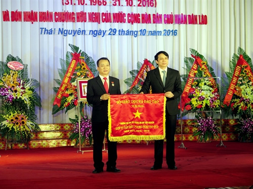 Ông Phsmj Mạnh Hùng (bên phải)- Thứ trưởng Bộ Giáo dục và Đào tạo trao cờ thi đua xuất sắc cho tập thể Trường Đại học Sư phạm- Đại học Thái Nguyên
