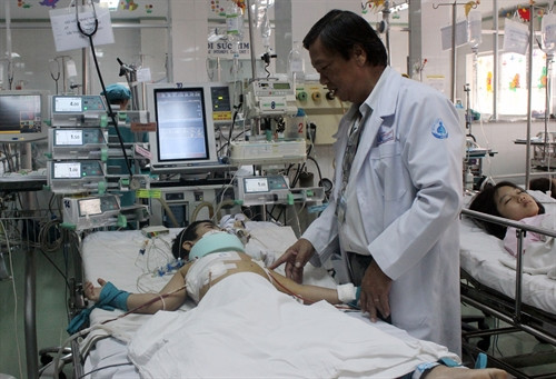 Bác sĩ Đào Trung Hiếu, Phó Giám đốc Bệnh viện Nhi Đồng 1 TPHCM đang thăm khám cho bé H.V.N.M.