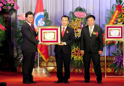 Ông Kongsy Sengmaly (ngoài cùng bên trái)- Thứ trưởng Bộ Giáo dục và Thể thao Lào trao Huấn chương Hữu nghị của nước Cộng hòa Dân chủ Nhân dân Lào cho các cán bộ, giáo viên Trường Đại học Sư phạm - Đại học Thái Nguyên