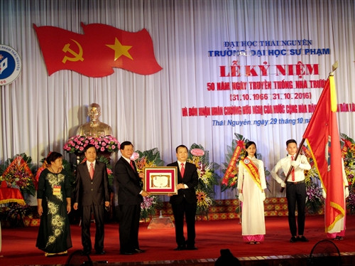 Ông Kongsy Sengmaly (thứ ba từ trái sang)- Thứ trưởng Bộ Giáo dục và Thể thao Lào trao Huấn chương Hữu nghị của nước Cộng hòa Dân chủ Nhân dân Lào cho Trường Đại học Sư phạm - Đại học Thái Nguyên