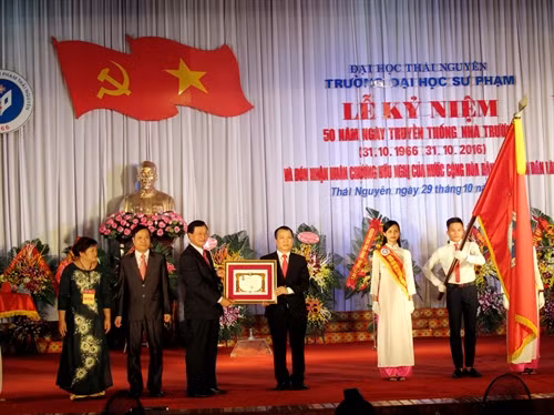 Ông Kongsy Sengmaly (thứ ba từ trái sang)- Thứ trưởng Bộ Giáo dục và Thể thao Lào trao Huấn chương Hữu nghị của nước Cộng hòa Dân chủ Nhân dân Lào cho Trường Đại học Sư phạm - Đại học Thái Nguyên