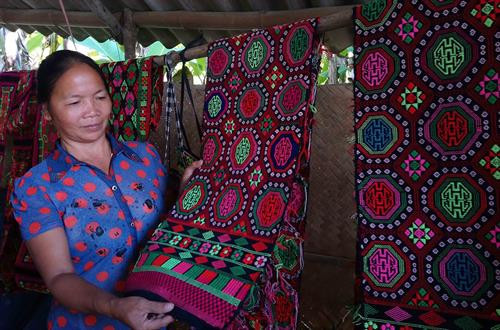 Các mặt hàng thổ cẩm do nghệ nhân Nông Thị Thược sản xuất được khách nước ngoài ưa thích.Ảnh: Quốc Đạt - TTXVN