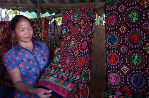 Các mặt hàng thổ cẩm do nghệ nhân Nông Thị Thược sản xuất được khách nước ngoài ưa thích.Ảnh: Quốc Đạt - TTXVN
