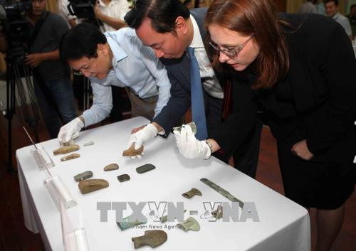 Đại biểu dự lễ bàn giao tìm hiểu về các hiện vật. Ảnh: Thanh Tùng-TTXVN Đại biểu dự lễ bàn giao tìm hiểu về các hiện vật. Ảnh: Thanh Tùng-TTXVN