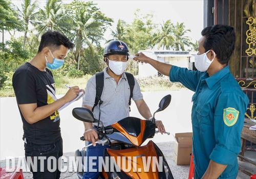 Do các chùa hạn chế hoặc không tổ chức các nghi thức đón Tết tại chùa nên hằng ngày chỉ có một vài phật tử mang thực phẩm đến cúng dường, được Tổ kiểm soát thân nhiệt trước cổng chùa đo nhiệt độ, ghi lại thông tin trước khi vào bên trong