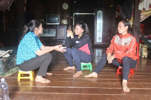 Cán bộ dân số xã Ea Kuêh (bên trái) đến tận nhà người dân tuyên truyền về chính sách dân số - KHHGĐ. Cán bộ dân số xã Ea Kuêh (bên trái) đến tận nhà người dân tuyên truyền về chính sách dân số - KHHGĐ.