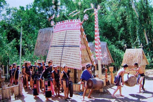 Lễ bỏ mả để lại hệ lụy cho không ít gia đình.