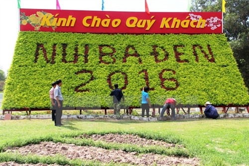 Khu du lịch núi Bà Đen Tây Ninh trang hoàng chuẩn bị mở hội Xuân. (Ảnh: Lê Đức Hoảnh/TTXVN) Khu du lịch núi Bà Đen Tây Ninh trang hoàng chuẩn bị mở hội Xuân. (Ảnh: Lê Đức Hoảnh/TTXVN)