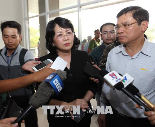 Phó Chủ tịch nước Đặng Thị Ngọc Thịnh phát biểu với báo chí tại hiện trường vụ cháy. Ảnh: Quang Nhựt - TTXVN