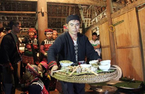 Gia chủ làm lễ giữ hồn lúa mẹ tại nương lúa. Sau khi gặt xong, các gia đình gùi lúa về nhà. Họ cùng nhau giã gạo để nấu cơm mới, chuẩn bị cho các nghi thức trong ngày hội. Chủ nương làm mâm lễ cúng mừng cơm mới. Chủ nhà dâng cơm mới mời tổ tiên về hưởng và phù hộ cho gia đình con cháu sang năm mùa màng bội thu, cuộc sống no đủ. Bà chủ nhà lấy cum lúa đè lên hồn vía lúa (dùng lá ngái bọc hồn vía lúa) giữ trên sàn gác. Mâm cơm mới dành cho vợ chồng chủ nhà theo đúng nghi thức. Người Xá Phó cùng nhau hát múa theo nghi thức truyền thống trong ngày tổ chức lễ hội “Già sợ da”. Gia chủ làm lễ giữ hồn lúa mẹ tại nương lúa. Sau khi gặt xong, các gia đình gùi lúa về nhà. Họ cùng nhau giã gạo để nấu cơm mới, chuẩn bị cho các nghi thức trong ngày hội. Chủ nương làm mâm lễ cúng mừng cơm mới. Chủ nhà dâng cơm mới mời tổ tiên về hưởng và phù hộ cho gia đình con cháu sang năm mùa màng bội thu, cuộc sống no đủ. Bà chủ nhà lấy cum lúa đè lên hồn vía lúa (dùng lá ngái bọc hồn vía lúa) giữ trên sàn gác. Mâm cơm mới dành cho vợ chồng chủ nhà theo đúng nghi thức. Người Xá Phó cùng nhau hát múa theo nghi thức truyền thống trong ngày tổ chức lễ hội “Già sợ da”.