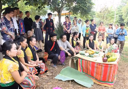 Thầy mo Mông Văn Thanh, cùng đồng bào dân tộc Thái thực hiện nghi lễ cúng tại bàn thờ thổ công .