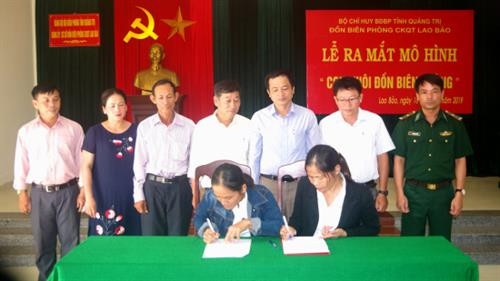 Chiều 18-10- 2019, Đồn Biên phòng cửa khẩu quốc tế Lao Bảo, BĐBP Quảng Trị tổ chức Lễ ra mắt mô hình “Con nuôi Đồn Biên phòng”, nhận nuôi 2 cháu Dương Đình Vũ và Nguyễn Ngọc Tấn Thành. Đây là các cháu có hoàn cảnh đặc biệt khó khăn trên địa bàn. Trong ảnh: Đại diện gia đình 2 cháu, chính quyền địa phương, nhà trường và Đồn Biên phòng cửa khẩu quốc tế Lao Bảo ký biên bản cam kết về nhận con nuôi. Ảnh: bienphong.com.vn Chiều 18-10- 2019, Đồn Biên phòng cửa khẩu quốc tế Lao Bảo, BĐBP Quảng Trị tổ chức Lễ ra mắt mô hình “Con nuôi Đồn Biên phòng”, nhận nuôi 2 cháu Dương Đình Vũ và Nguyễn Ngọc Tấn Thành. Đây là các cháu có hoàn cảnh đặc biệt khó khăn trên địa bàn. Trong ảnh: Đại diện gia đình 2 cháu, chính quyền địa phương, nhà trường và Đồn Biên phòng cửa khẩu quốc tế Lao Bảo ký biên bản cam kết về nhận con nuôi. Ảnh: bienphong.com.vn