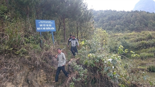 Tổ chuyên trách bảo vệ và phát triển rừng thôn bản chủ động kiểm soát và bảo vệ rừng. Tổ chuyên trách bảo vệ và phát triển rừng thôn bản chủ động kiểm soát và bảo vệ rừng.