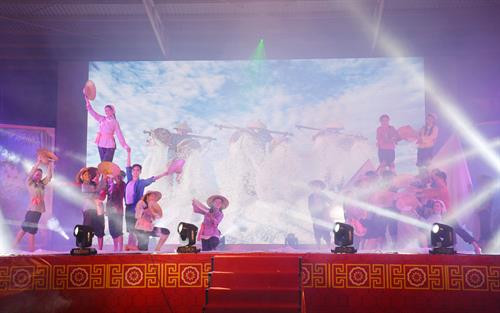 Tiết mục “mùa muối” của đơn vị thị xã Vĩnh Châu. Ảnh: Hoài Thu/TTXVN