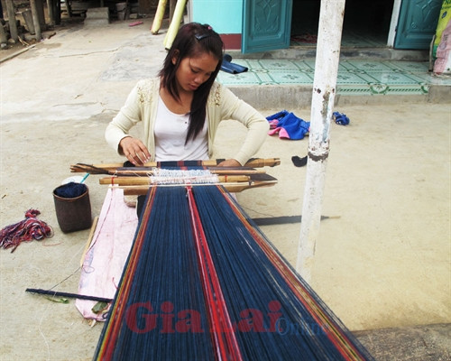 Lớp trẻ trong làng được truyền lại niềm tự hào, sự yêu thích với nghề dệt thổ cầm.
