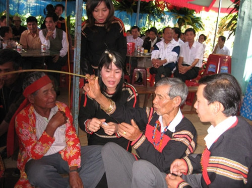 Con gái, con trai dâng quà, chúc mừng sức khỏe cho cha mình trong lễ Băh Ênang.