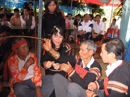Con gái, con trai dâng quà, chúc mừng sức khỏe cho cha mình trong lễ Băh Ênang.