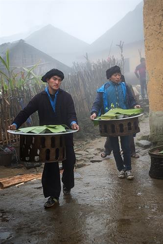 Thầy mo chuẩn bị lễ Các gia đình mang lễ đến Vào vị trí theo sắp xếp của người phụ lễ Đồng loạt mở lễ Thầy mo và phụ lễ cúng đầu tiên Các gia đình lần lượt cúng Các gia đình thay nhau mời rượu Phụ nữ và trẻ em ăn uống trong nhà