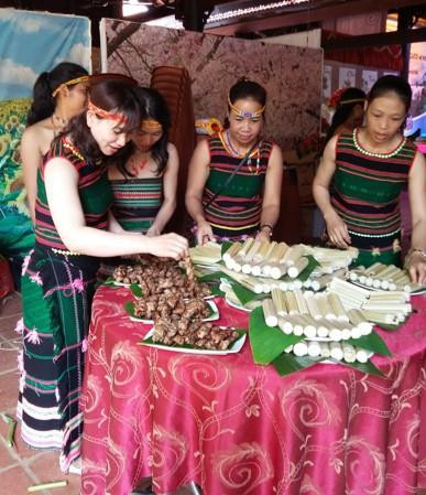 Nhà gái chuẩn bị cơm lam, thịt nướng. Ảnh: daklakmuseum.org.vn Nhà gái chuẩn bị cơm lam, thịt nướng. Ảnh: daklakmuseum.org.vn
