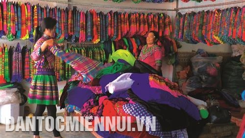 Anh Giàng A Tráng, một trong những điển hình trong phát triển kinh tế hộ gia đình ở xã Đắk Som đang chăm sóc vườn cà phê, mỗi năm cho thu hoạch 10 tấn. Ảnh: Thanh Bình Con em đồng bào dân tộc ở Đắk Som giờ đây đã được học tập trong những ngôi trường mới khang trang, sạch đẹp. Ảnh: Thanh Bình Đến nay, hầu hết các hộ gia đình đồng bào Mông ở Đắk Som đều đã có cuộc sống ổn định, nhiều hộ vươn lên khá giả. Trong ảnh: Người Mông mua bán, trao đổi hàng hóa trong ngày diễn ra chợ phiên ở Đắk Som. Ảnh: Thanh Bình