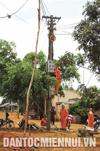 Đưa điện lưới quốc gia về phục vụ phát triển kinh tế - xã hội của xã. Ảnh: Thanh Bình