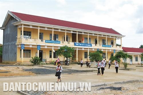 Anh Giàng A Tráng, một trong những điển hình trong phát triển kinh tế hộ gia đình ở xã Đắk Som đang chăm sóc vườn cà phê, mỗi năm cho thu hoạch 10 tấn. Ảnh: Thanh Bình Con em đồng bào dân tộc ở Đắk Som giờ đây đã được học tập trong những ngôi trường mới khang trang, sạch đẹp. Ảnh: Thanh Bình Đến nay, hầu hết các hộ gia đình đồng bào Mông ở Đắk Som đều đã có cuộc sống ổn định, nhiều hộ vươn lên khá giả. Trong ảnh: Người Mông mua bán, trao đổi hàng hóa trong ngày diễn ra chợ phiên ở Đắk Som. Ảnh: Thanh Bình