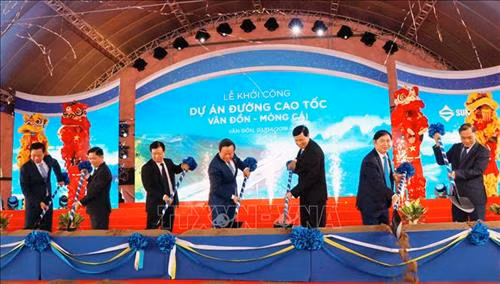 Phó Thủ tướng Trịnh Đình Dũng và các đại biểu thực hiện hiện nghi thức khởi công cao tốc Vân Đồn - Móng Cái. Ảnh: Văn Đức - TTXVN