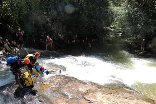 Nhiều khu vực trên Tour du lịch thác Datanla có biển cảnh báo nguy hiểm. Ảnh: Quốc Hùng- Đặng Tuấn (TTXVN) Hướng dẫn viên du lịch kiểm tra an toàn trước khi cho du khách trượt thác. Ảnh: Quốc Hùng- Đặng Tuấn (TTXVN) Du khách được yêu cầu móc dây bảo hiểm khi đứng tại những vị trí nguy hiểm. Ảnh: Quốc Hùng- Đặng Tuấn (TTXVN) Nhiều khu vực trên Tour du lịch thác Datanla có biển cảnh báo nguy hiểm. Ảnh: Quốc Hùng- Đặng Tuấn (TTXVN) Hướng dẫn viên du lịch kiểm tra an toàn trước khi cho du khách trượt thác. Ảnh: Quốc Hùng- Đặng Tuấn (TTXVN) Du khách được yêu cầu móc dây bảo hiểm khi đứng tại những vị trí nguy hiểm. Ảnh: Quốc Hùng- Đặng Tuấn (TTXVN)