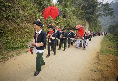 Đám cưới của đồng bào dân tộc thiểu số đã dần loại bỏ các hủ tục lạc hậu. Ảnh: baolaocai.vn Đám cưới của đồng bào dân tộc thiểu số đã dần loại bỏ các hủ tục lạc hậu. Ảnh: baolaocai.vn