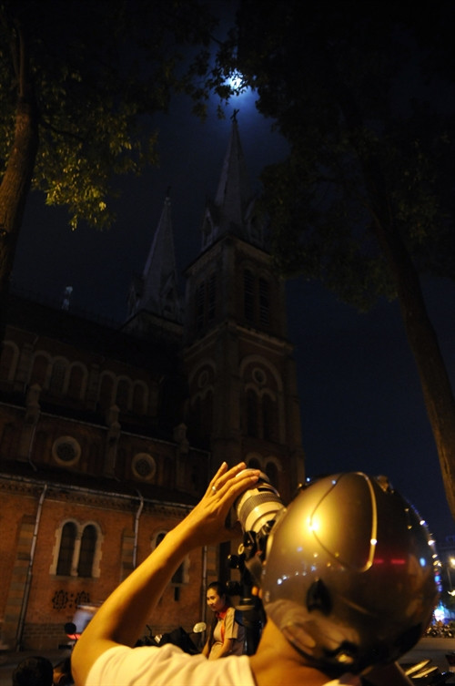 Nhiều bạn trẻ tham gia chụp ảnh siêu trăng tại TP. Hồ Chí Minh. Ảnh: An Hiếu - TTXVN Nhiều bạn trẻ tham gia chụp ảnh siêu trăng tại TP. Hồ Chí Minh. Ảnh: An Hiếu - TTXVN