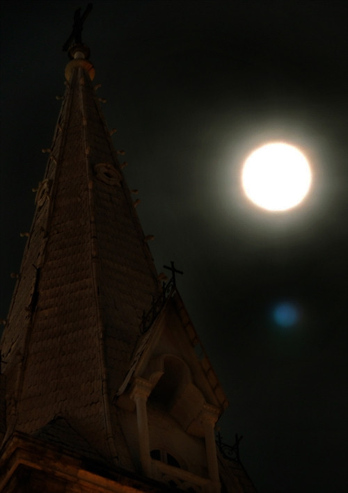 Hình ảnh siêu trăng lúc 21h30 tại Nhà thờ Đức Bà TP. Hồ Chí Minh. Ảnh: An Hiếu – TTXVN Hình ảnh siêu trăng lúc 21h30 tại Nhà thờ Đức Bà TP. Hồ Chí Minh. Ảnh: An Hiếu – TTXVN